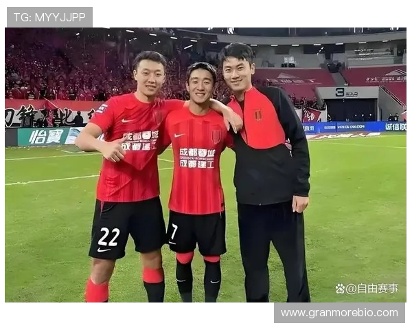 篮球巨星与足球名将携手同框合影 展现跨界运动员的荣耀与友谊 篮球巨星与足球名将携手同框合影 展现跨界运动员的荣耀与友谊