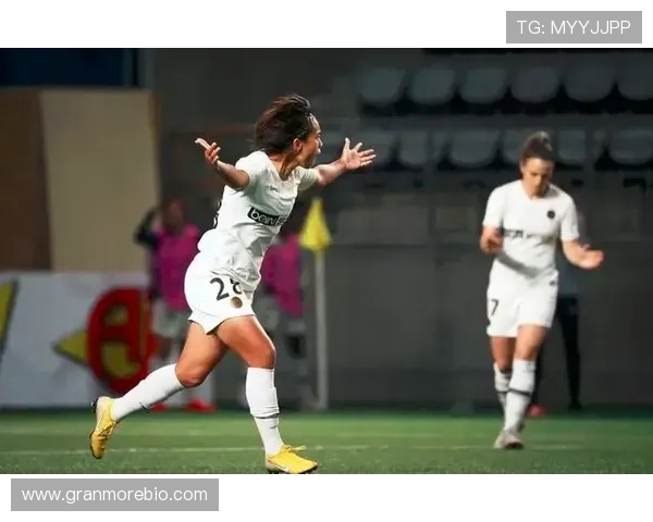 被球迷和媒体猛烈批评的男足球星因失误成为焦点引发广泛争议 被球迷和媒体猛烈批评的男足球星因失误成为焦点引发广泛争议